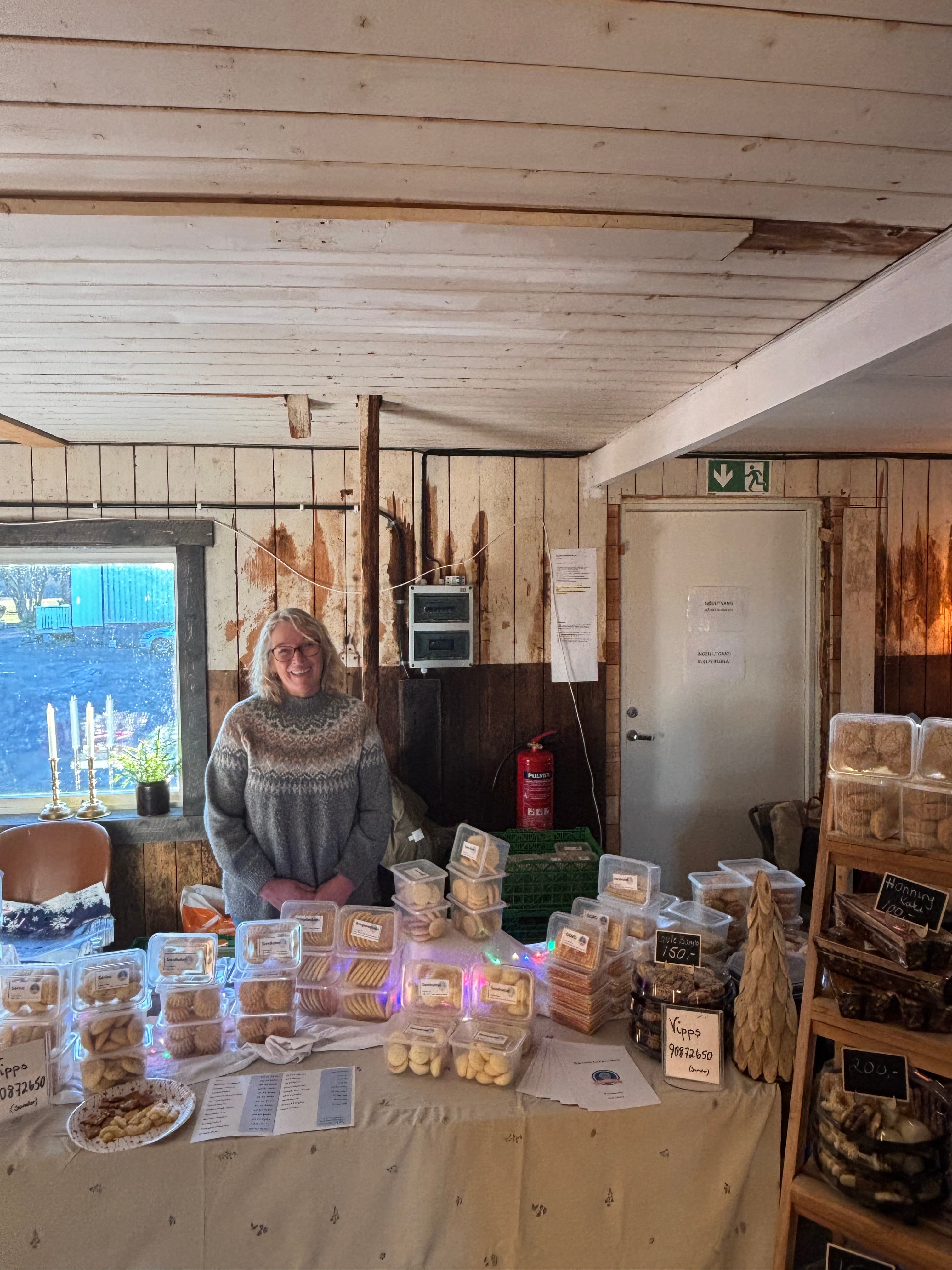 Kjersti ved markedsstanden med hjemmelagde kaker